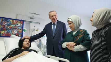 Prezident Erdoğan a jeho manželka Emine Erdoğan sa stretli s deťmi katastrofy