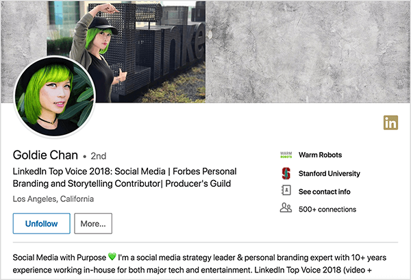 Toto je snímka obrazovky LinkedIn od spoločnosti Goldie Chan. Je to ázijská žena so zelenými vlasmi. Na svojej profilovej fotografii má oblečený make-up, čierny náhrdelník s chokerom a čiernu košeľu. Jej slogan hovorí: „LinkedIn Top Voice 2018: Social Media | Prispievateľ osobnej značky a rozprávania príbehov Forbes Producent’s Guild “
