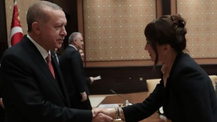 Sústrašný telefón od prezidenta Erdoğana Demetovi Akbağovi