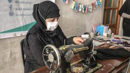 Oblečenie opravené dobrovoľnými krajčírmi z Idlibu sa stáva pastvou pre deti