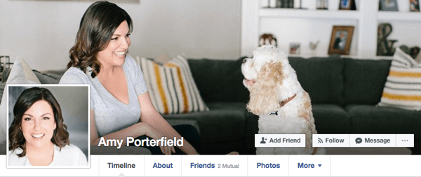 Amy Porterfield používa pre svoj osobný profil na Facebooku neformálne obrázky, ktoré by stále fungovali v obchodných kontextoch.