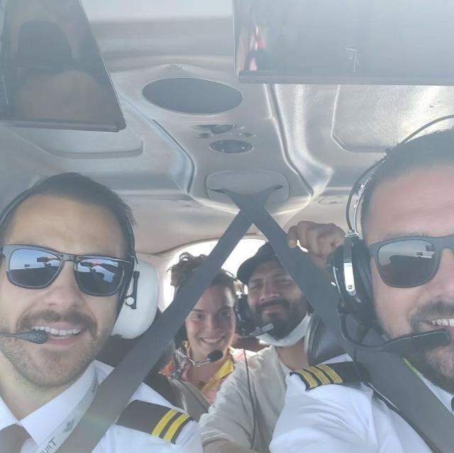 Pilot Ümit Erdim preletel na svojej prvej plavbe slávne mená! Oğuzhan Koç a Demet Özdemir ...