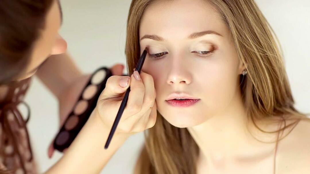 Ako urobiť dokonalý make-up? Zažiarte celý deň s 10 položkami