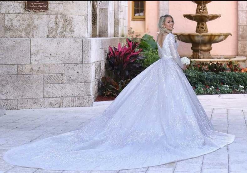 Svadobné šaty s dlhým závojom Tiffany Trumpovej boli veľmi obľúbené