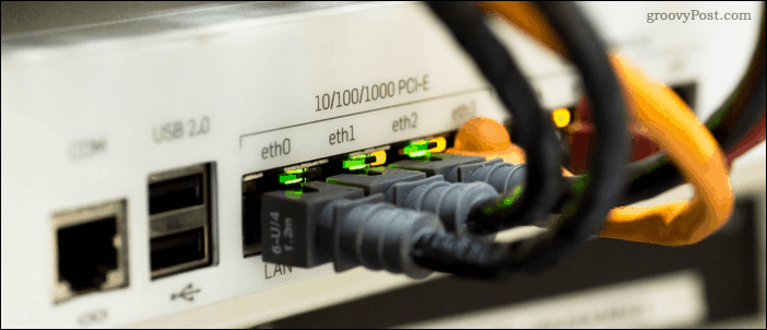 Káble Ethernet zapojené do sieťového prepínača