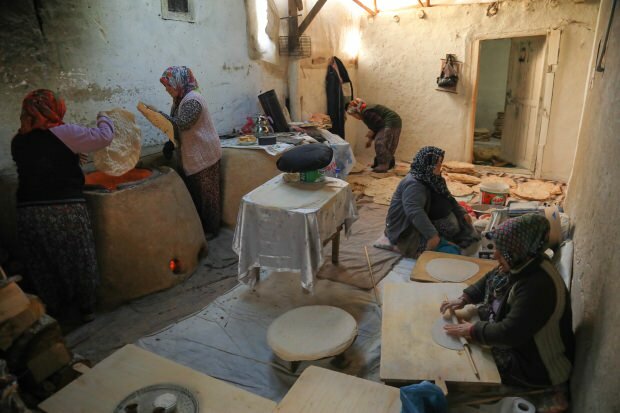 Ženy vyrábajú tandoorový chlieb