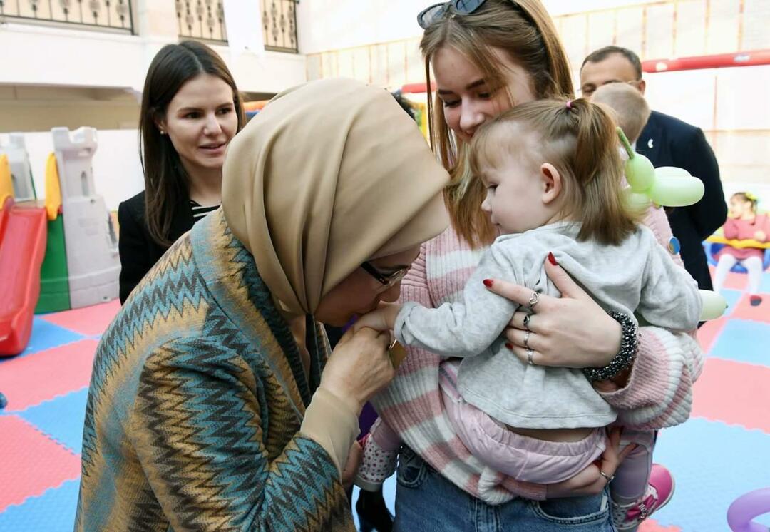Emine Erdoğan sa stretla s ukrajinskými sirotami