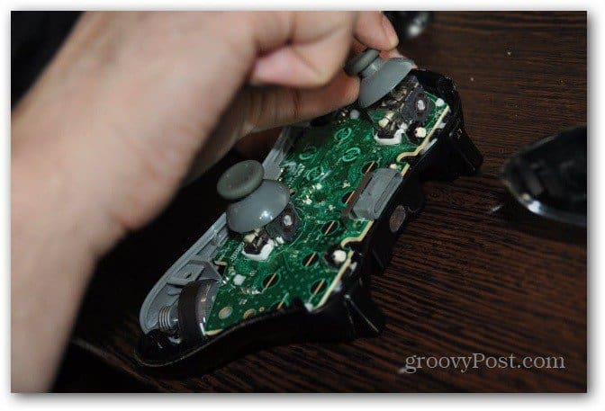 Vymeňte analógové paličky radiča Xbox 360 zo starých paličiek