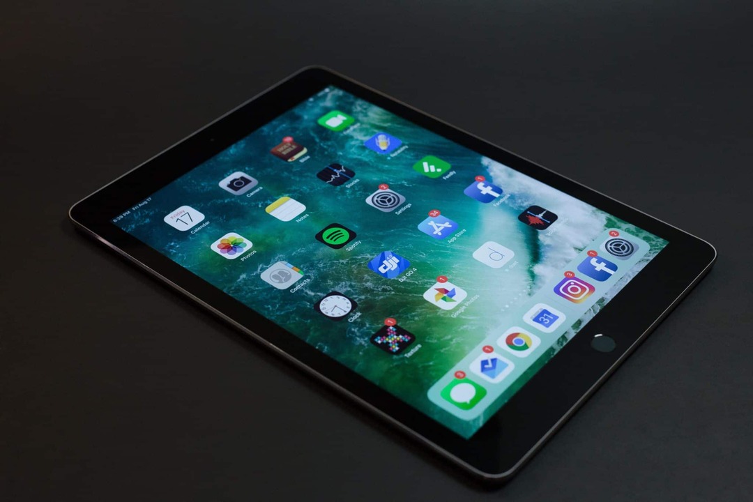iPad na čiernom stole