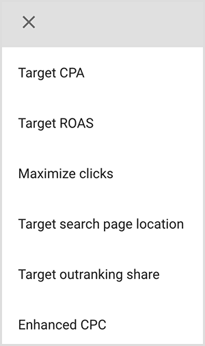 Toto je snímka obrazovky s ponukou možností zacielenia v službe Google Ads. Možnosti sú Cieľová CPA, Cieľová ROAS, Maximalizácia kliknutí, Cieľové umiestnenie na stránke vyhľadávania, Cieľový podiel víťazných zobrazení, Vylepšená CZK. Mike Rhodes hovorí, že možnosti inteligentného zacielenia v službe Google Ads využívajú umelú inteligenciu na vyhľadanie ľudí so správnym zámerom pre vašu reklamu.