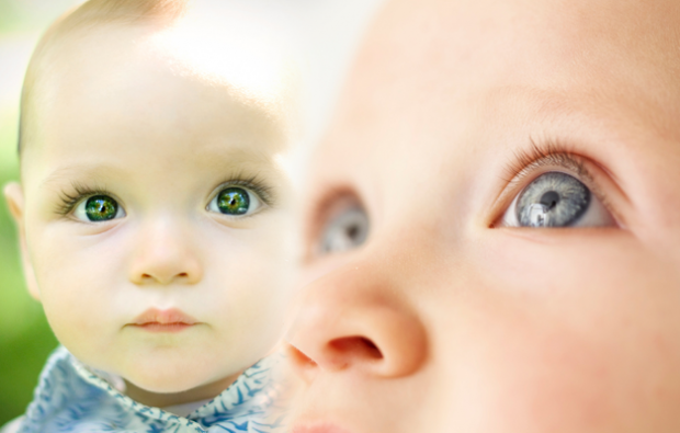 farba očí u dojčiat
