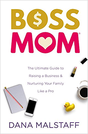 Toto je snímka z obálky knihy Boss Mom: Sprievodca podnikaním a starostlivosťou o rodinu ako profesionál od Dany Malstaffovej. Slová v názve sú uvedené v žltej a ružovej farbe. Znak dolára sa objaví vo vnútri O v slove Boss. Srdce sa objaví vo vnútri O v slove mama. Kryt má biele pozadie a pod nadpisom a sloganom je umiestnený poznámkový blok, iPhone, gumené kačica, šálka kávy a otvorená tuba ružového rúžu.