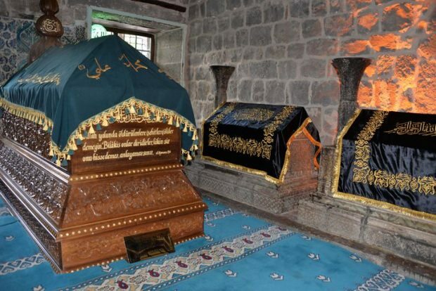 Ženy Diyarbakir pliesť do hrobov prorokov