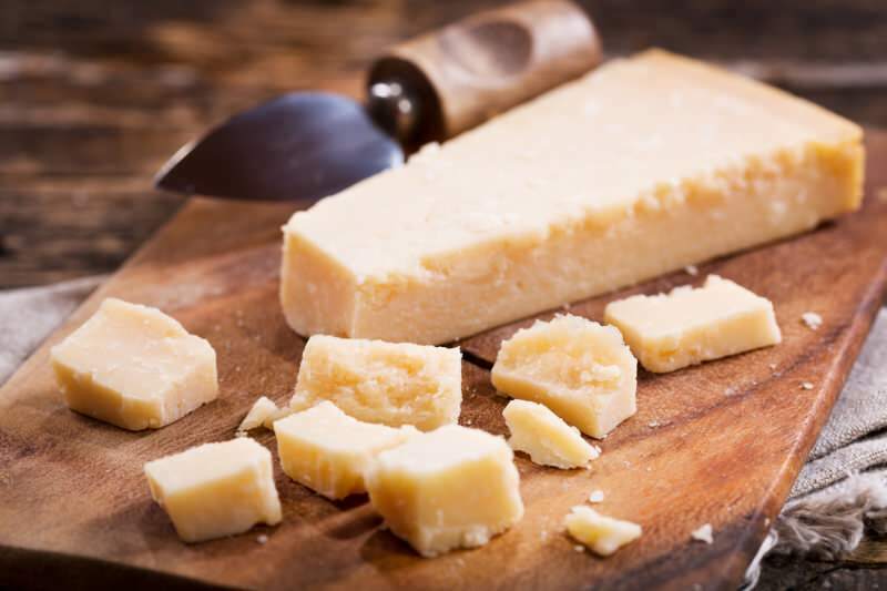 Čo je parmezán a ako sa vyrába? Ktoré jedlá sa používajú so syrom parmezán?