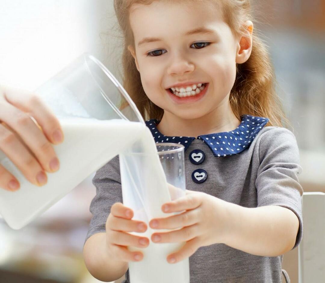 dieťa pije mlieko