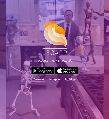 Toto je snímka obrazovky s domovskou stránkou aplikácie Leo AR. Pozadie má fialový odtieň a zobrazuje muža tancujúceho vo svojej kuchyni s animovanou kostrou, animovaným dieťaťom v žltom tričku a šortkách a animovaným androidom. V strede je názov aplikácie a tlačidlá na vyhľadanie aplikácie v Google Play a App Store.