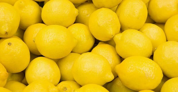Čistenie pleti citrónom