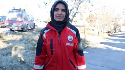 Kto hovorí Emine Kuştepeová s Azizom pri zemetrasení?