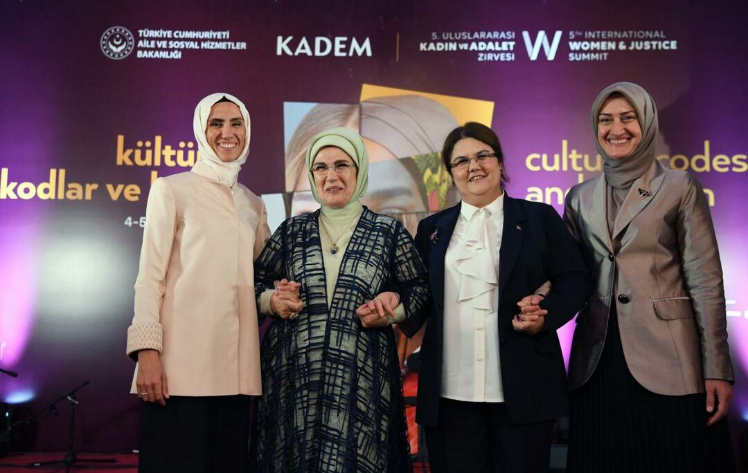 Prvá dáma Erdoğan sa stretla s Kaoutarom Krikou, ministrom národnej solidarity, rodiny a postavenia žien Alžírska.