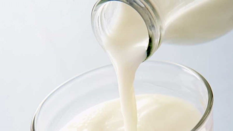Ako zabrániť rozstrekovaniu pri nalievaní mlieka