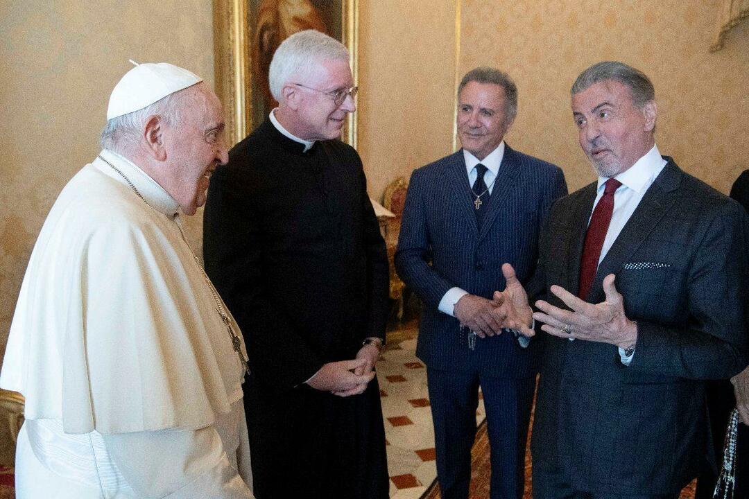 Sylvester Stallone navštívil pápeža Františka s rodinou