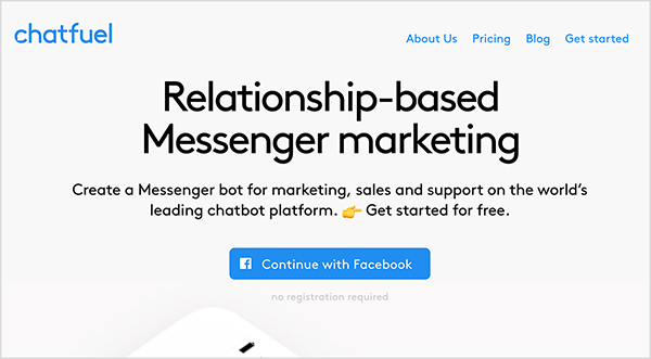 Toto je screenshot webovej stránky Chatfuel. V ľavom hornom rohu je slovo „Chatfuel“ zobrazené modrým textom. Vpravo hore sú nasledujúce možnosti navigácie: O nás, Ceny, Blog, Začíname. V strede hlavnej časti webovej stránky je viac textu. Veľká položka hovorí „Vzťahový Messenger Messenger“. Pod nadpisom je nasledujúci text: „Vytvorte robota Messenger pre marketing, predaj a podporu na poprednej svetovej platforme chatbotov. Začnite zadarmo. “ Pod týmto textom je modré tlačidlo s logom Facebooku a modrým textom s textom „Pokračovať s Facebookom“. Natasha Takahashi hovorí, že Chatfuel je platforma na vytváranie robotov, ktorá umožňuje obchodníkom vytvárať robotov bez toho, aby vedeli, ako kódovať.