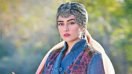 Esra Bilgiç, ktorá hrá Halime Sultana, obľúbeného Dirilişa Ertuğrula, sa stala tvárou reklamy v Pakistane.