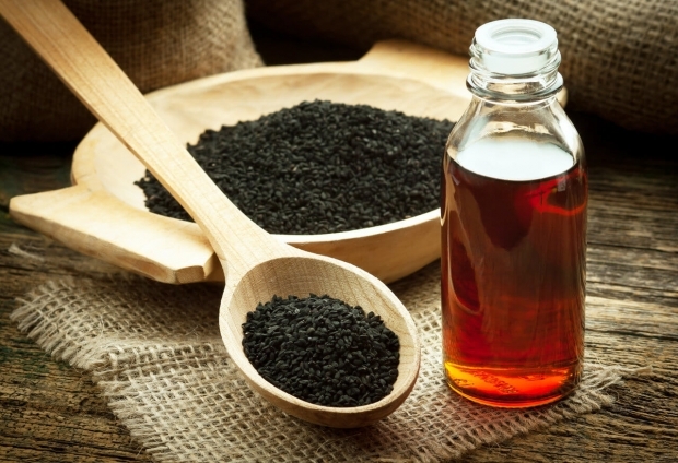 Čierny olej zo semien redukuje škodlivé bunky na povrchu pokožky. 