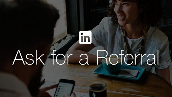  LinkedIn uľahčuje uchádzačom o zamestnanie žiadosť o odporúčanie od priateľa alebo kolegu pomocou nového tlačidla LinkedIn „Požiadať o odporúčanie“.