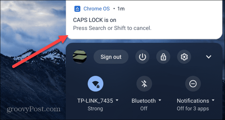 Chromebook s povolenou funkciou Caps Lock