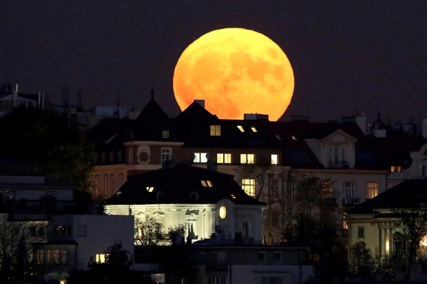Ak je super mesiac blízko Zeme, povrch Mesiaca zmení farbu na červenú