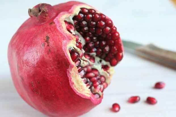 Aké sú výhody granátového jablka na vlasoch a pokožke? Ako sa na vlasy aplikuje granátové jablko? Maska granátového jablka