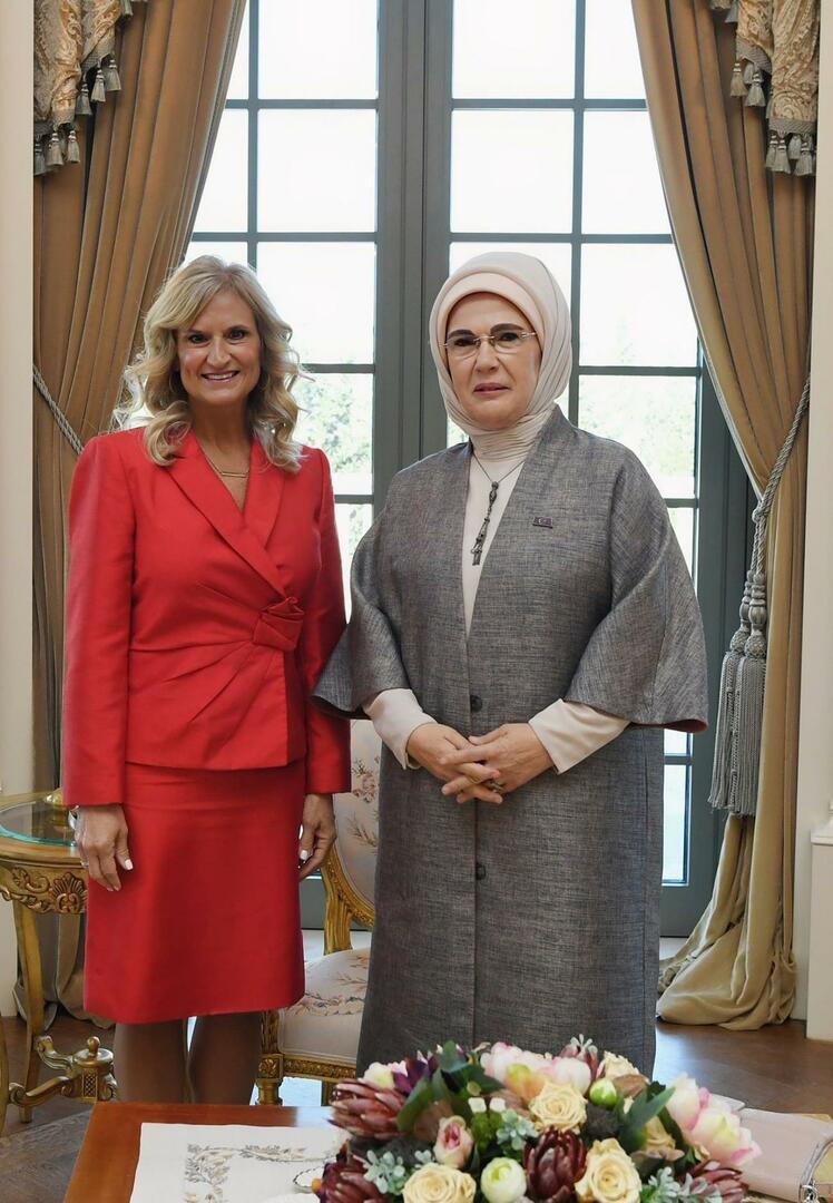 Emine Erdoğan sa stretla s manželkou amerického veľvyslanca v Ankare Cheryl Flake