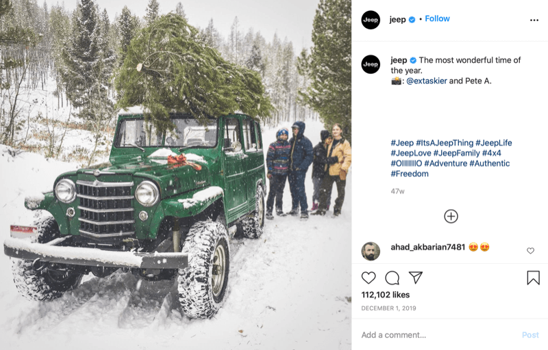 príspevok na instagrame od @jeep ukazujúci rodinu na konci lovu vianočných stromčekov so stromom na vrchole džípu, hlboko v snehu a krajine stromov
