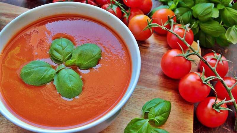Koľko kalórií v paradajkách? Zvyšuje sa pri paradajkovej polievke?
