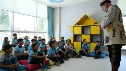 Meddah ukazujú deťom z mestskej časti Gaziantep