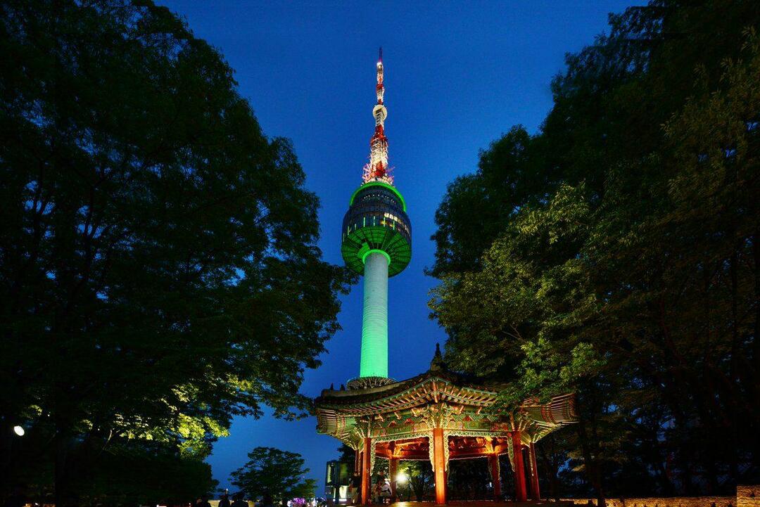 Večerný pohľad na N Seoul Tower 