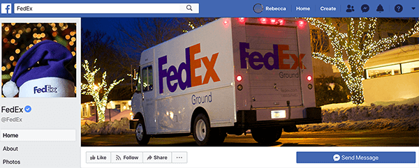 Toto je snímka obrazovky Facebook stránky FedEx. Na sviatky je profilovým obrázkom fialový klobúk Santa Clausa s potlačou FedEx na bielom páse. Titulná fotografia je nákladné auto FedEx jazdiace po domoch zdobených svetlami.