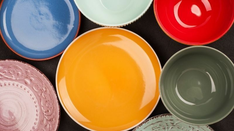 Vedci vysvetlili, že farebné taniere sú dobré na problém výberu jedla