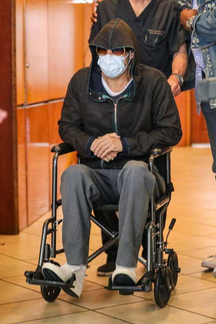 Brad Pitt vystupujúci z invalidného vozíka 