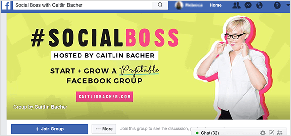 Titulná fotografia skupiny Facebook pre Social Boss, ktorú moderuje Caitlin Bacher, má žlté pozadie, ružové akcenty v texte a fotografiu Caitlin, ktorá si sťahuje golier košele.