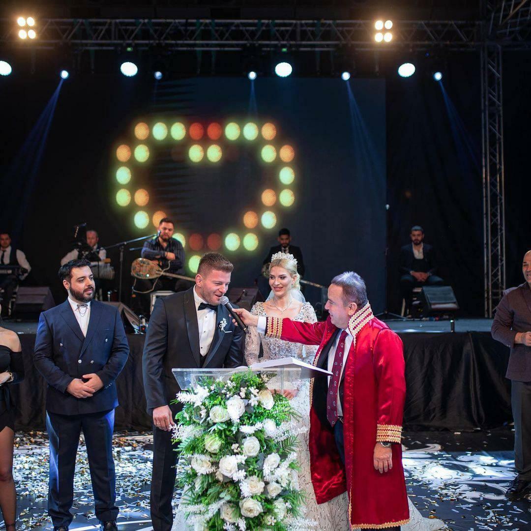Svadbu slávneho páru urobil starosta metropolitnej samosprávy Antalya.