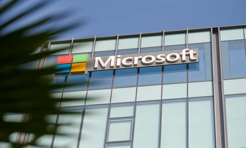Zamestnanci OpenAI sa vyhrážajú hromadným odchodom pre Microsoft
