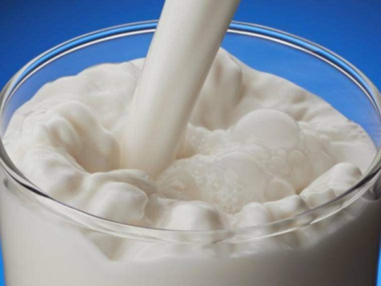 Technika odliatia mlieka bez postriekania mlieka na vás