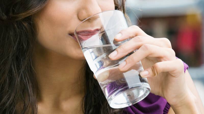 Je škodlivé piť vodu medzi jedlami?