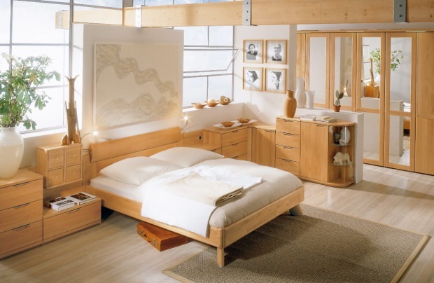 dekorácia postele z prírodného dreva