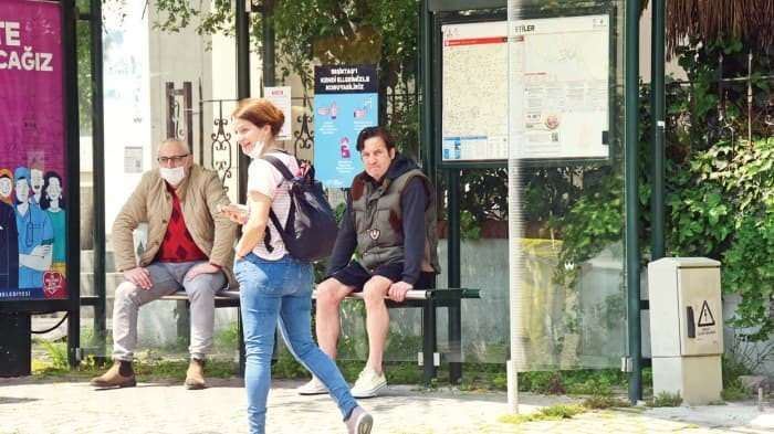 Kaya Çilingiroğlu sa na autobusovej zastávke zobrazila bez masky.