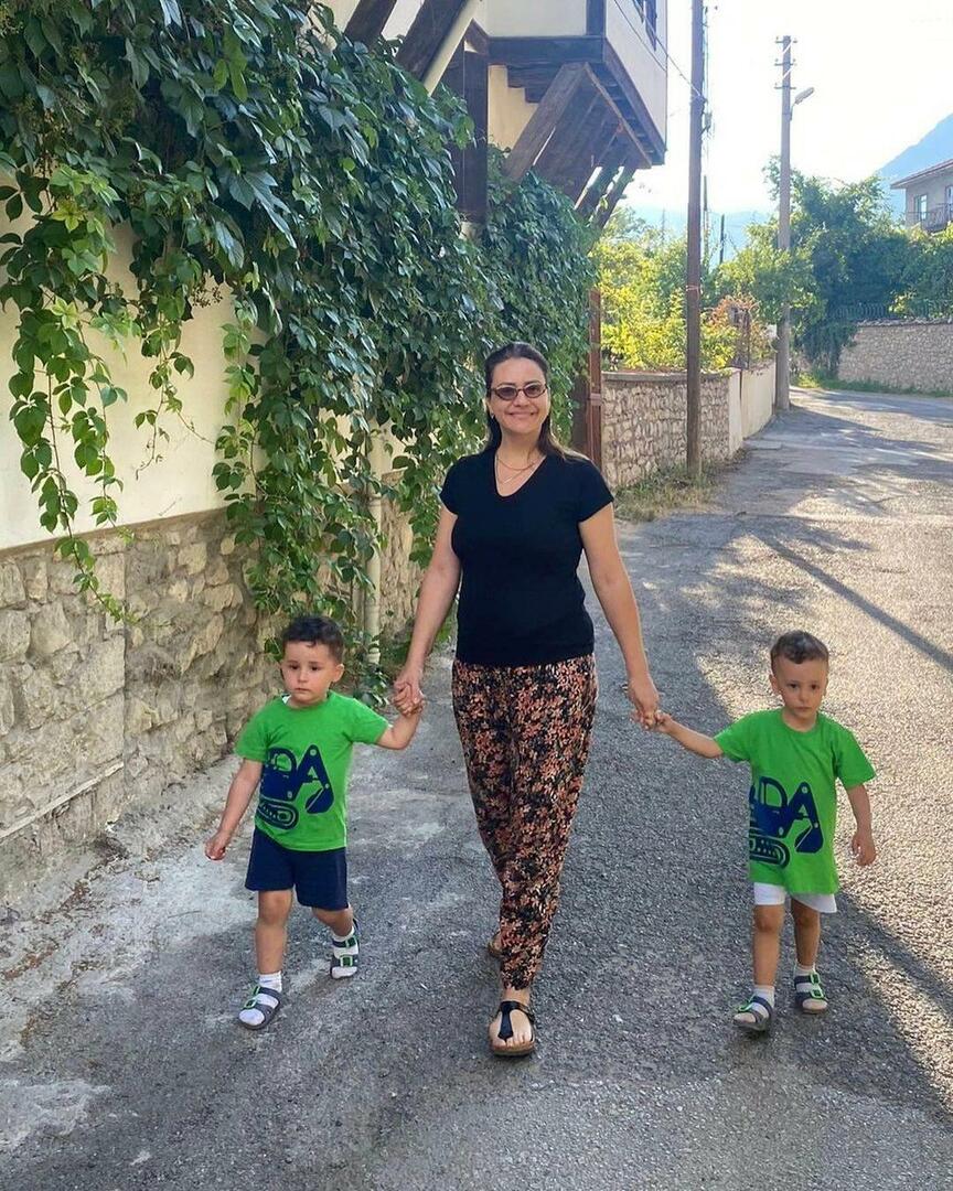 Ezgi Sertel na dovolenke so svojimi synmi