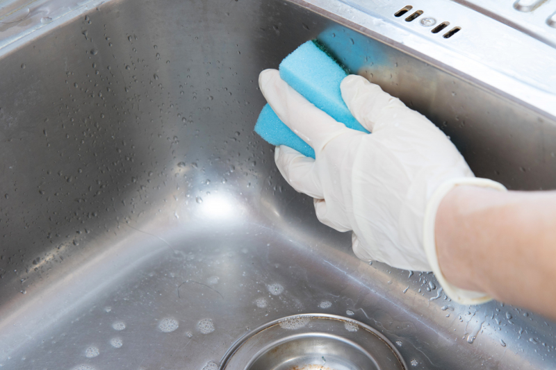 Ako vyčistiť kuchynský drez? Konečné riešenie, vďaka ktorému sa kuchynský drez leskne