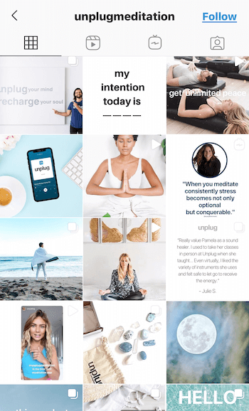 príklad obrazovky s instagramovým informačným kanálom @unplugmeditation, ktorý zobrazuje citáty, produkty a ľudí v rôznych pózach liečby v svetlo modrých, opálených a bielych farbách na podporu relaxácie a mieru